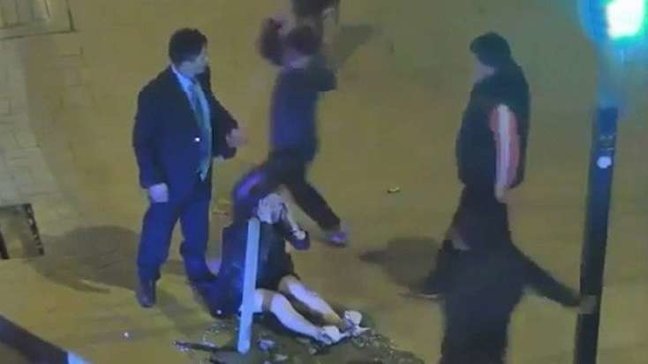 Qadını küçədə sürüdü və... -VİDEO