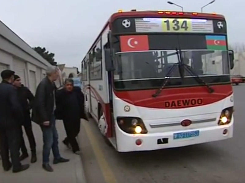 Nəqliyyat müffəttişləri avtobusları saxladı, sərnişinləri yolda qoydu - VİDEO