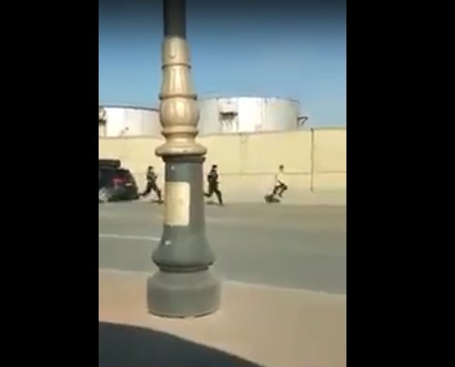 Bakıda 23 DYP maşınının arxasına düşdüyü sürücünü döyə-döyə belə tutdu - VİDEO