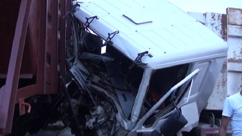 DƏHŞƏTLİ QƏZA: Yük maşını qatarla toqquşdu