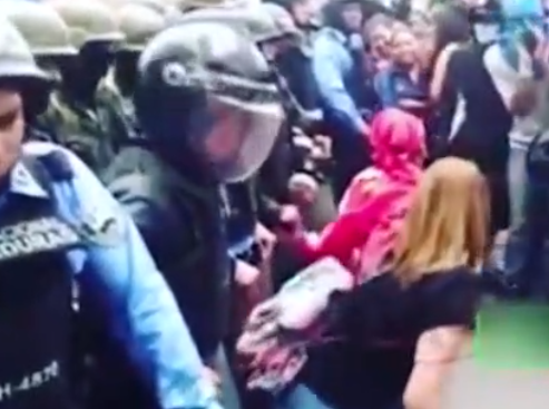 Qızlardan ehtiraslı seçki etirazı - Video