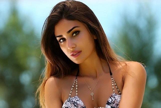 Qarnını göstərən Pərvin tənqid olundu - foto