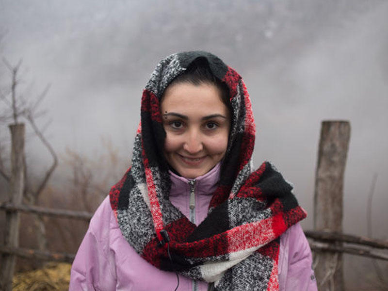 Qaxda hamı bu müəllimdən danışır: Qaşında pirsinq, qolunda tatu - VİDEO - FOTO