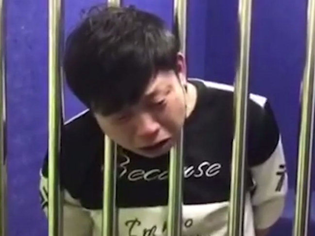 Sərxoş kişinin başı dəmir barmaqlıların arasında qaldı - VİDEO - FOTO