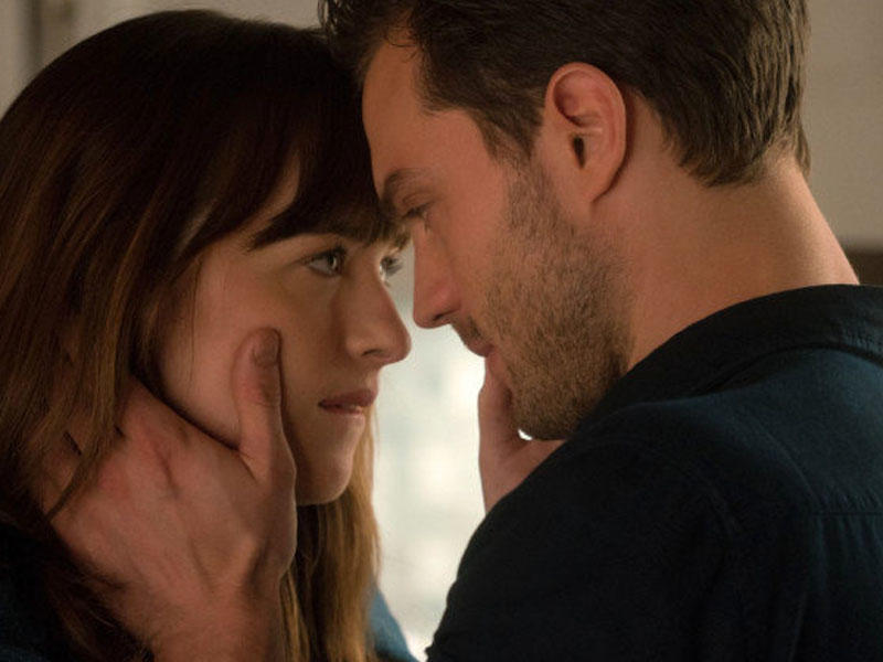 Erotik səhnələri ilə tanınan aktrisa dünyaya RƏZİL OLDU - FOTO