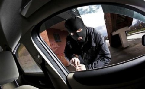 Evi yarılan jurnalistin maşını da QARƏT OLUNDU – Polis oğruları tapa bilmir