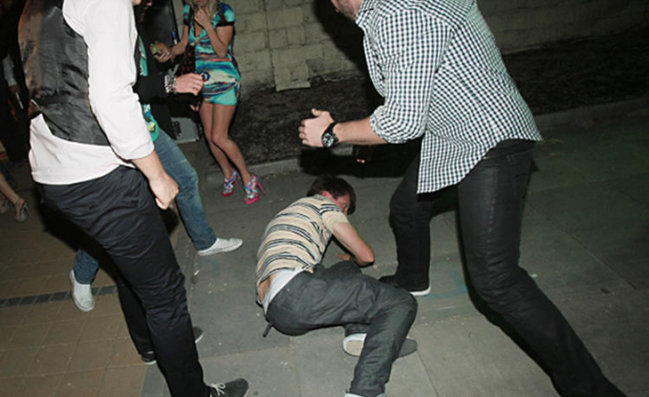 Güləşçilər transı sillə-təpik altına saldı - VİDEO