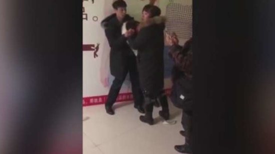 Ərini başqası ilə yaxalayan qadın elə bir şey etdiki - VİDEO