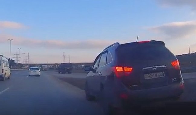 Həm qayda pozur, həm də 