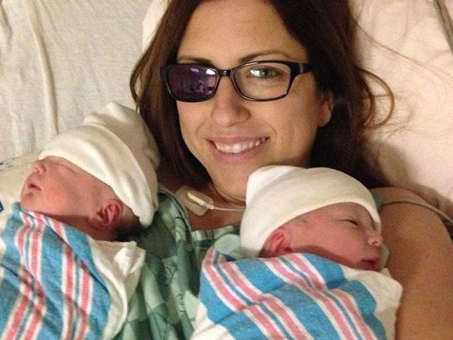 Hamilə qadın bətnindəki əkizlərə görə gözünü qurban verdi