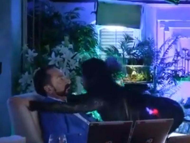 Kedicik bu dəfə ağını çıxartdı - 