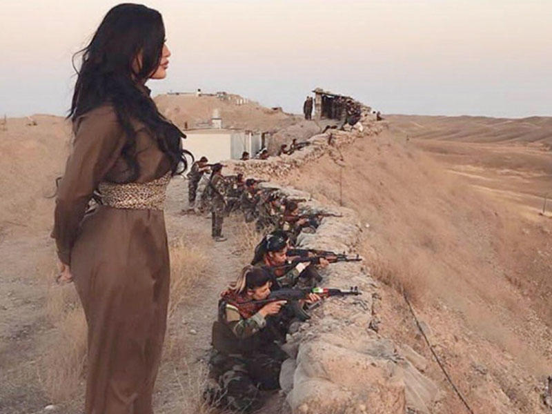 Terrorçularla şəkli yayılan, Türkiyəni özünə düşmən bilən qadın kimdir? - FOTO