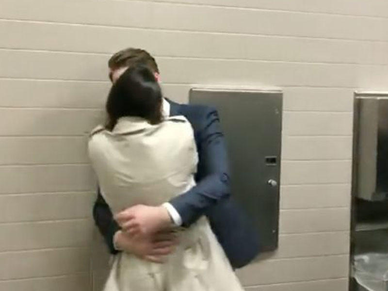 Dünyada ilk dəfə: cütlük tualetdə nikah bağladı - VİDEO - FOTO