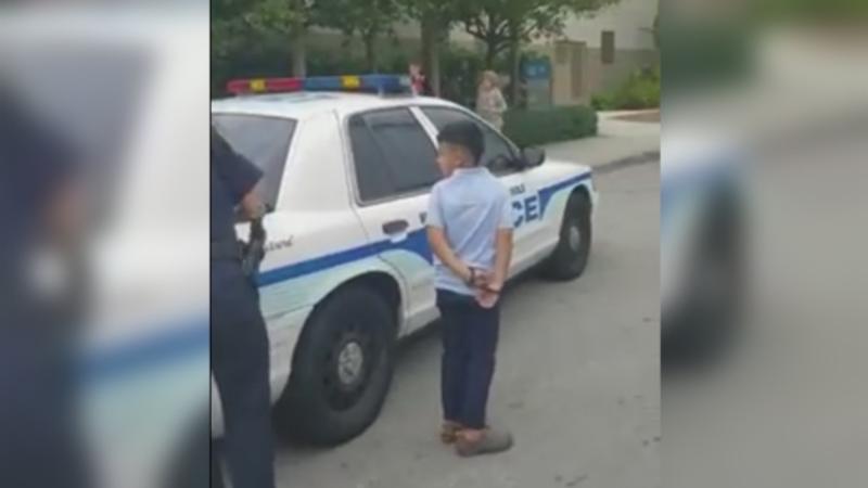 7 yaşlı uşaq həbs olundu - Müəllimə YUMRUQ atdığına görə - VİDEO