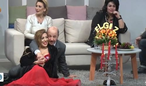Efirdə biabırçılıq! Rəqqasəni qucaqlayıb uzandı - VİDEO