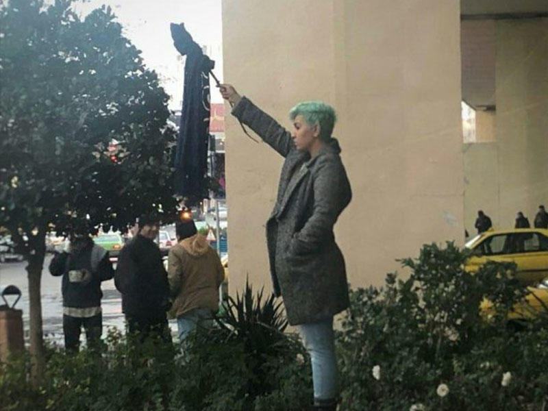 İranda qadınlar geyim qaydalarına qarşı yenə etiraza qalxdı - VİDEO - FOTO