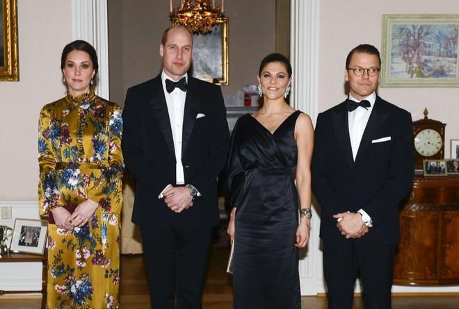 6 aylıq hamilə Keyt qonaqlıqda - FOTOLAR