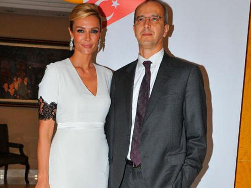 Xəyanət mesajları 11 illik evliliyə son qoydu