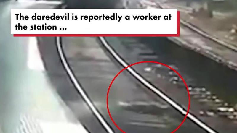 Sərxoş kişi qatarın gəlməsinə saniyələr qalmış... - Dəhşətli anların VİDEOSU