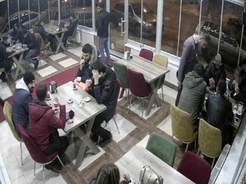 Polis zabiti ofisiantı oturduğu masaya çağırıb şillələdi - Bizlə niyə maraqlanmırsan? - VİDEO