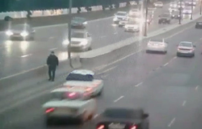 Piyada yolun ortasında qaldı: Yol polisləri onu xilas edib cərimə yazdı – VİDEO