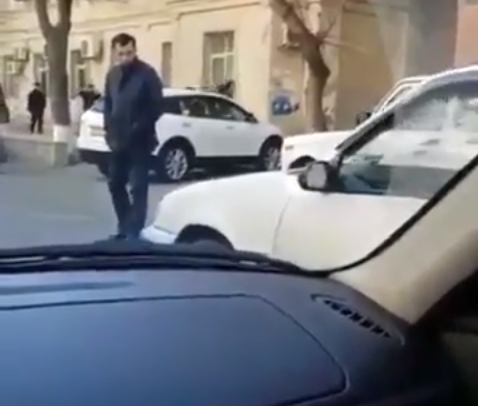 Sürücülər ehtiyyatlı olsun: Bu oğlan özünü maşınların qarşısına atır - VİDEO