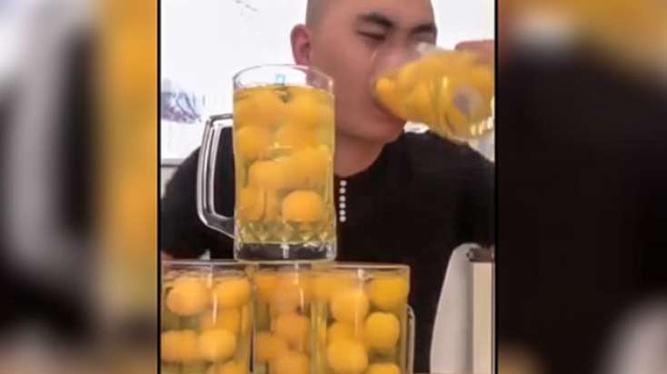 Bir dəfəyə 50 çiy yumurta içdi - İNANILMAZ GÖRÜNTÜLƏR +VİDEO