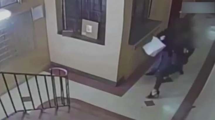 Gənc qadını qaldığı mənzilə qədər izlədi və... - VİDEO