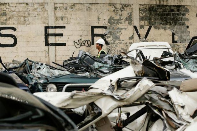 Prezident bahalı avtomobilləri buldozerlə məhv etdi - VİDEO