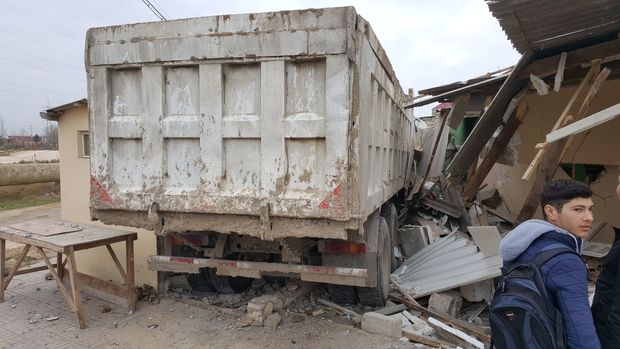 Sabunçuda yük maşını evi uçurdu – FOTOLAR