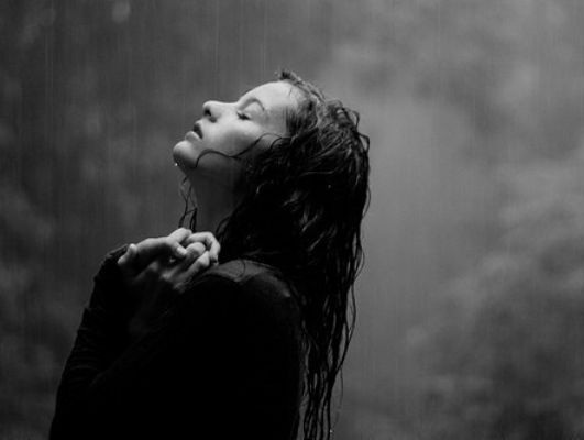 Bakıda mini ətəkli qız yağış altında rəqs etdi - VİDEO