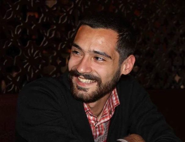 Azərbaycanlı şair “Quran”ı cırdı – FOTOLAR