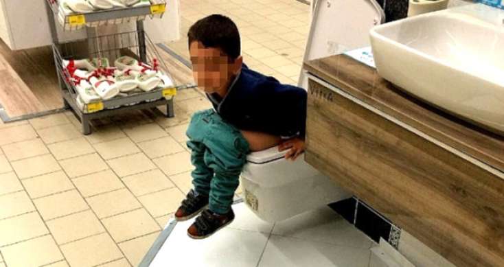 Uşaq satışda olan unitaza... - Tualet ehtiyacı buna səbəb oldu