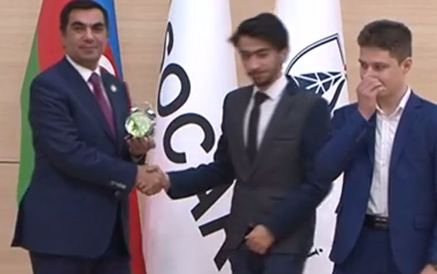 Dərsə gecikən tələbələrə hədiyyə verdi - Rektordan maraqlı addım