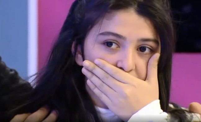 Atanın qızına qarşı canlı yayımdakı hərəkəti hər kəsi DƏHŞƏTƏ GƏTİRDİ - VİDEO