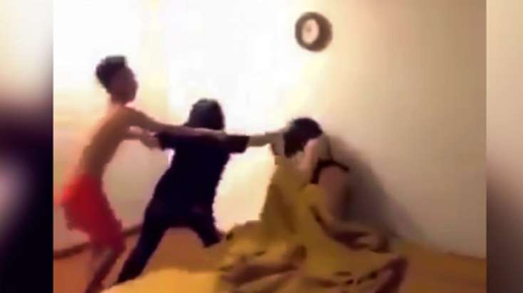 Sevgilisini xəyanət anında çəkdi - Süpürgə ilə hücum etdi/ İnanılmaz Görüntülər- VİDEO