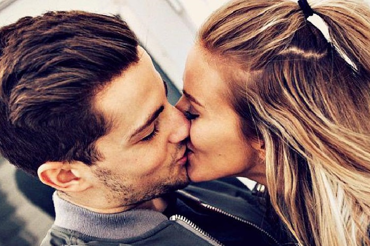 Gecə saat 5-də blokda qızla öpüşdü - 