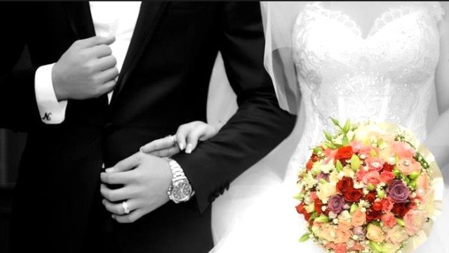 Məşhur müğənni duet ortağı ilə gizli evləndi - FOTO