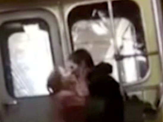 DAYANA BILMƏDİLƏR! Metroda ehtirasını cilovlaya bilməyən cütlük biabır oldu - FOTO