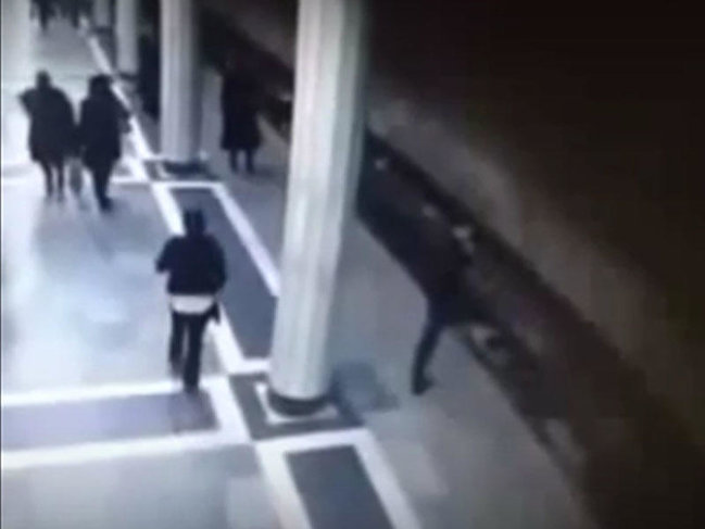 Bakı metrosunda özünü qatarın altına atan gənc görün kimin oğlu çıxdı - VİDEO