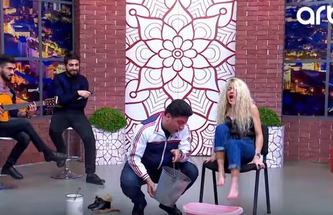 Efirdə görünməmiş hadisə - aparıcı Səidə Sultanın ayaqlarını yudu - VİDEO