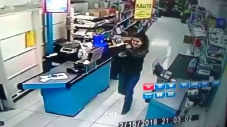 Satıcının yerində olmamasından istifadə etdi və... - Anbaan VİDEO