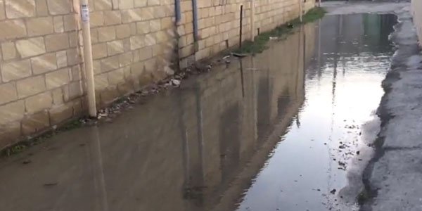 Abşeronda su borusu partladı: küçələr su altında qaldı (VİDEO)