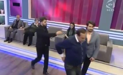 Manaf Ağayevin canlı efirdə halı pisləşdi, təcili yardım gəldi - Video