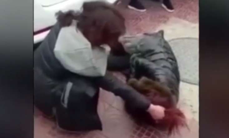 Ərinin məşuqəsinin saçından tutub SÜRÜDÜ - Küçədə RƏZALƏT+VİDEO