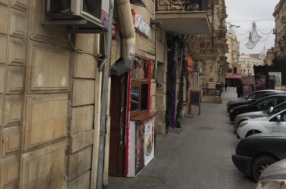 Bakının mərkəzində binaya girişi bağlayıb dönərxana açdılar – SƏBAİLDƏ BİABIRÇILIQ+FOTO