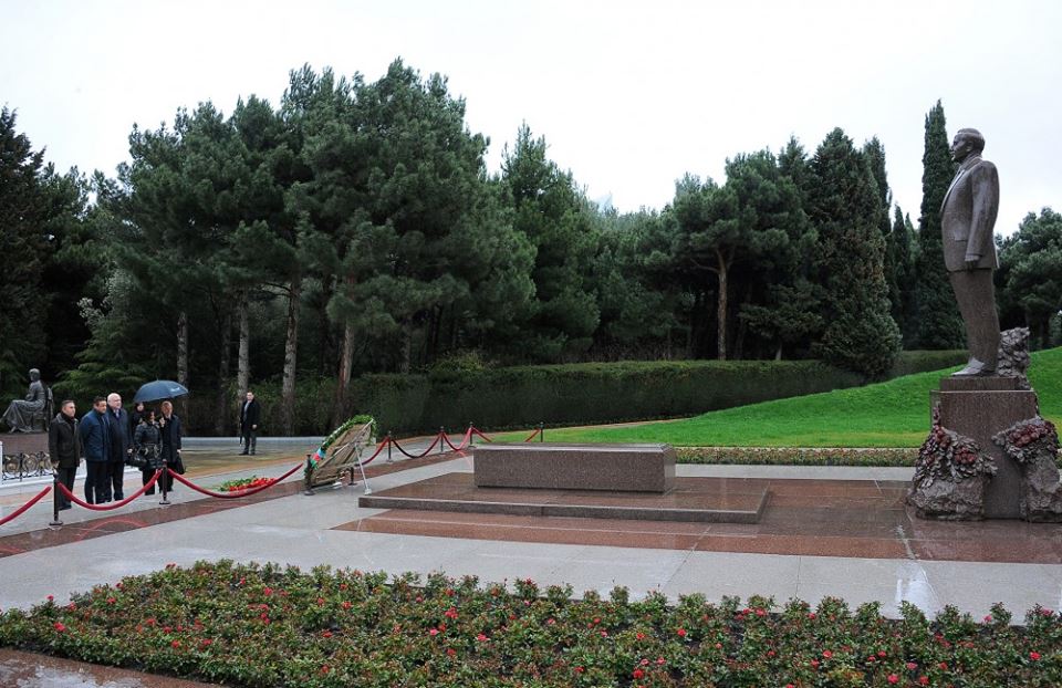 ATƏT Parlament Assambleyasının sədri ulu öndər Heydər Əliyevin məzarını və Şəhidlər xiyabanını ziyarət edib