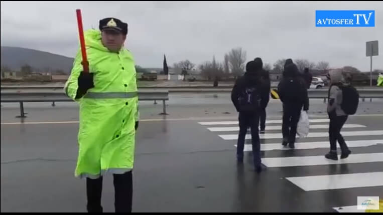 Qaradağda yol polisi magistralda piyadalara belə kömək edir - VIDEO