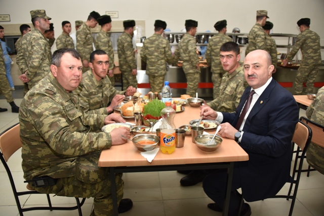 Nəsimi rayon ictimaiyyətinin  nümayəndələri cəbhə bölgəsində xidmət edən əsgərlərlə Novruz bayramını qeyd etdilər