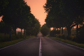 Mingəçevirdə piyadanı vuraraq qaçan sürücü maşınla dirəyə çırpılıb